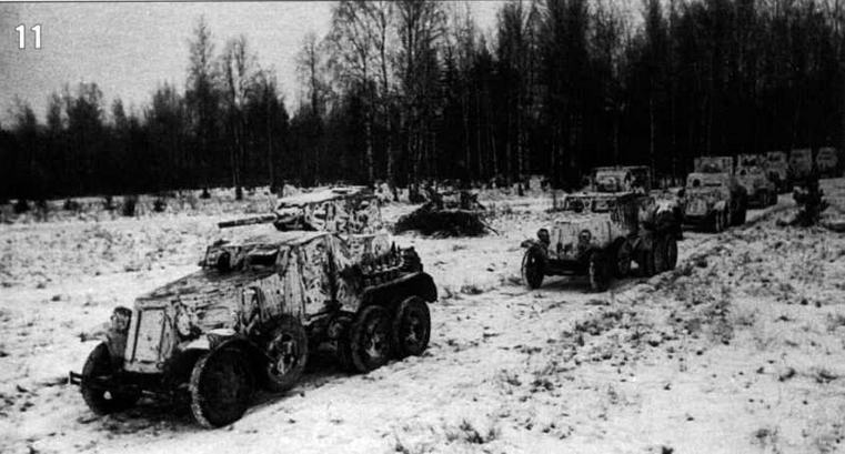 Бронеавтомобили БА-10 (на переднем плане) и БА-6 (на заднем плане) во время наступления под Москвой. Машины окрашены белой краской по защитно-зеленому фону. Западный фронт. Декабрь 1941 г.