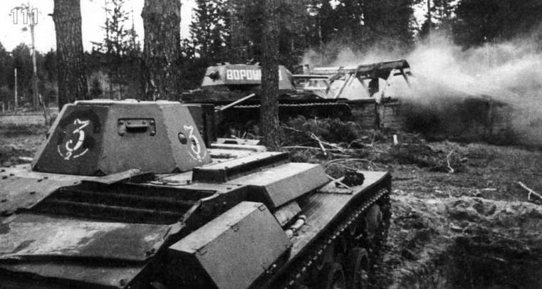 Танки Т-60 и KB-1 «Ворошилов» 3-й Гвардейской Танковой Бригады («3» на башне Т-60 означает номер бригады, «2» внизу круга — 2-й батальон). Калининский фронт. Апрель 1942 г.