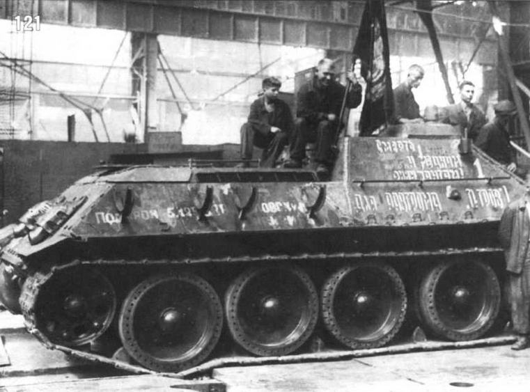 Отгрузка СУ-85 на Уралмашзаводе. Осень 1943 г.