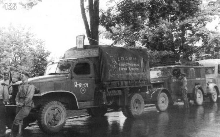 Колонна автомашин 10-й Гвардейской мехбригады, 5-го Гвардейского мехкорпуса, 4-й танковой армии. Чехословакия. Май 1945 г.