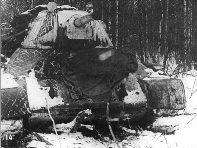 Танк Т-34/76 1-й Гвардейской танковой бригады. Хорошо видна сетка для имитации дорожной колеи. Западный фронт, 1942 г.