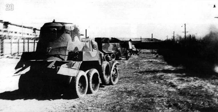 Бронеавтомобили БА-10 (на переднем плане) и БА-11 (на заднем), имеющие деформирующий (коричневые пятна по защитно-зеленому фону) камуфляж. Сзади на корпусе белой краской нанесен тактический номер И17-37Ленинградский фронт. Лето 1942 г.