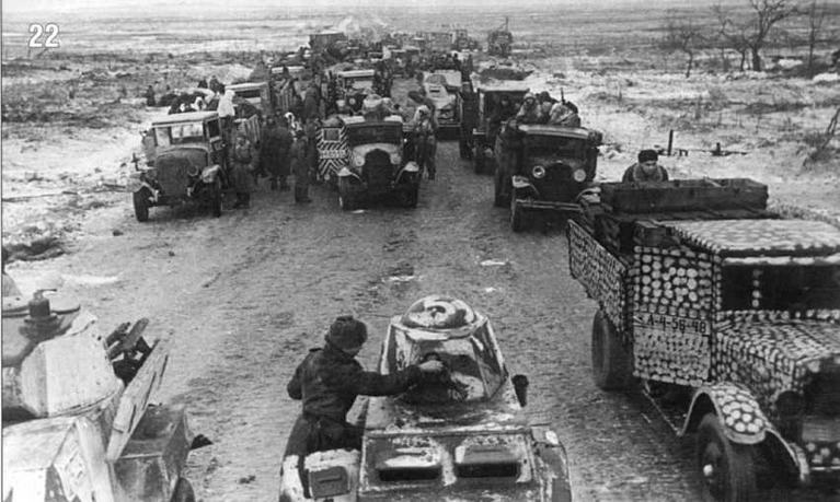 Колонна автомобилей и броневиков во время прорыва блокады Ленинграда. Обращает на себя внимание обилие различных вариантов зимнего камуфляжа. Январь 1943 г.