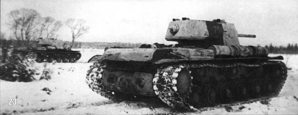 Танки КВ-1 в зимнем двухцветном камуфляже выходят на рубеж атаки. Калининский фронт. 1943 г.