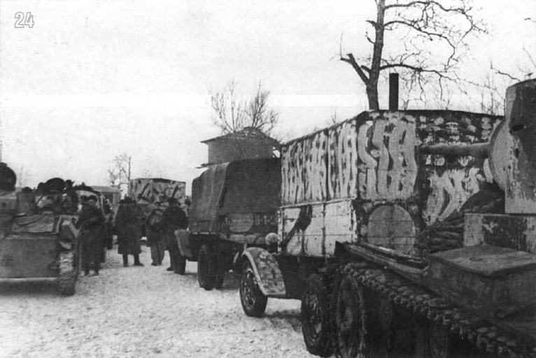 Колонна танков и грузовиков, покрытых различными видами зимнего камуфляжа под Вязьмой. Март 1943 г.
