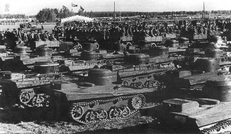 Танки-амфибии Т-37 на параде после окончания Киевских маневров. На части танков хорошо виден мелкопятнистый камуфляж: коричневые точки нанесенные кистью поверх стандартной защитной (4БО) окраски. 1935 г.