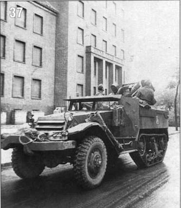 ЗСУ М-17 в Берлине. Машина имеет двухцветный зелено-коричневый камуфляж. На борту нанесен тактический знак 1-го Мехкорпуса. Май 1945 г.