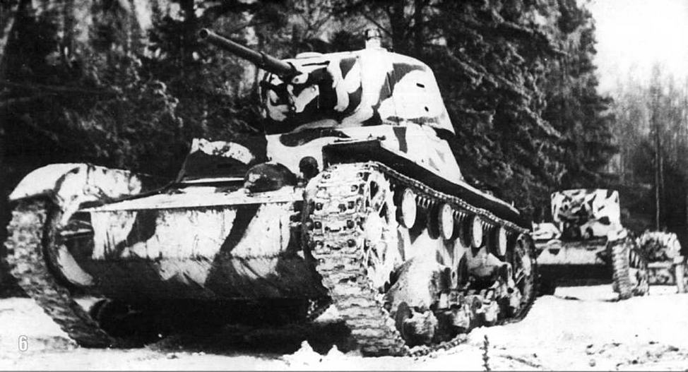 Советские танки Т-26 обр.1939 года (на переднем плане) и Т-26 обр.1933 года (сзади). Окрашены в двухцветный деформирующий камуфляж (белые пятна по зеленому фону). Западный фронт, Можайское направление, район обороны 5-й армии. Декабрь 1941 г.