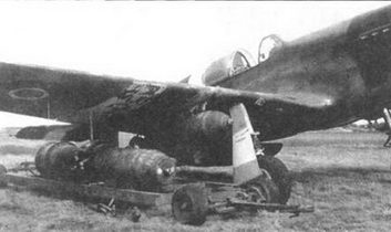 Подготовка к вылету на бомбометание, конец июня 1944 года. Самолет (вероятно UZ-V из 306-й эскадрильи) несет изрядно попорченный камуфляж и «полосы вторжения». Под крычом на тележке уложены 500-фунтовые бомбы.