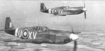 Пара «Мустангов». На переднем плане NA-72 AG550 из первой партии, на заднем плане АМ112 (NA-83) из второй партии. Самолеты с обозначениями 2-й эскадрильи. AG550 разбился на слоне холма под Киммериджем (Дорсет) во время полета в тумане 26 мая 1943 года. АМ112 получил повреждения от огня зенитной артиллерии противника 3 августа 1944 года и разбился при посадке на передовом аэродроме В8.
