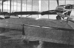 Выпущенный закрылок на P-51D, вид сзади. На снимок попал и фрагмент элерона с триммером. Этот летающий экземпляр сохранился в коллекции музея Даксфорда, Великобритания.