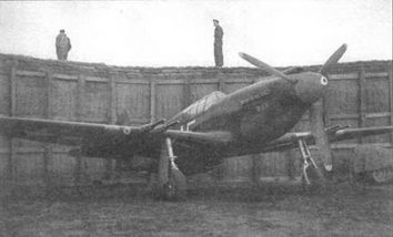«Мустанг» из 8-й воздушной армии (под крыльями видны американские опознавательные знаки) установлен на ночь в противоосколочном убежище, Англия.