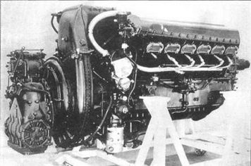 Двигатель «Роллс-Ройс Паккард V-1650 Мерлин» на транспортной тележке. На таких тележках двигатель перевозился по сборочному цеху.