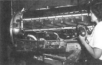 Установка выхлопных патрубков на двигатель V-1650-3 на Р-51 К/С, монтажная линия в Инглвуде.