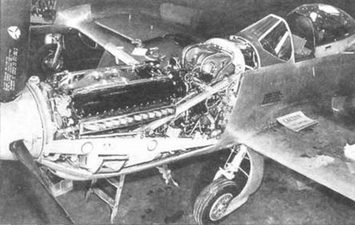 F-82E на сборочной линии. Двигатель «Аллисон V-1710-145» установлен и агрегатирован с винтом «Эйропродактс». Остается лишь установить кожух двигателя. Обратите внимание на 12 выхлопных патрубков с одной стороны двигателя. Каждый патрубок приходится на свой выпускной клапан.