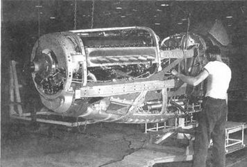 Установка двигателя V-1650-7 на P-51D. Идет соединение моторамы с противопожарной переборкой. Операция была достаточно простой. Даже в полевых условиях двигатель можно было заменить за сутки, включая сюда время на проверку работы нового двигателя.