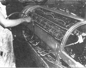 Перед первым пуском двигатель смазывался под давлением. На снимке механик смазывает систему распредва. т и клапанов на двигателе V-1650-3 самолета Р-51В/С.