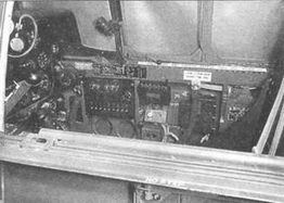 Правый борт кабины Р-51В/С. Видны блоки управления радиостанциями SCR 522 и SCR 535.