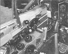 Левая сторона кабины P-51D/K. Гнавное отличие по сравнению с прежними модификациями заключается в конструкции консоли с регуляторами триммеров.