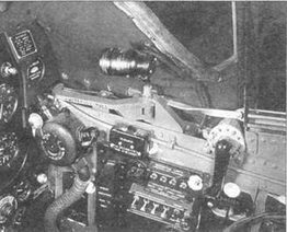 Правый борт кабины P-51D/K. Обращает на себя внимание более многочисленное оснащение. В центре видна лампочка подсветки кабины, а справа ручка, открывающая фонарь.