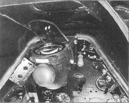 Коллиматорный прицел ZV-9 на Р-51D. Перед прицелом стоит пятислойное бронестекло толщиной 38,1 мм (1,5 дюйма).