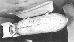 Учебная бомба массой 227 кг (500 фунтов) на держателе под крылом P-51D.