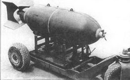 500-фунтовая (227 кг) бомба на тележке с гидравлическим подъемником. «Мустанг» мог брать две такие бомбы.