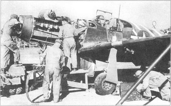 Механики обслуживают двигатель «Аллисон V-1710-81» на «Мустанге P-51A-1-NA» (43-6151), 1-я авиагруппа, Карачи, Индия, 1943 год.