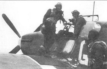 В конце 1943 года 354-ю истребительную группу перевели из состава 9-й воздушной армии в 8-ю воздушную армию. В задачу группы теперь входило сопровождение бомбардировщиков. На фоне Р-51В снялись (слева направо): Франклин Хендриксон, Уильям Питчер и Эдвард Э. Филлипс, 20 января 1944 года.