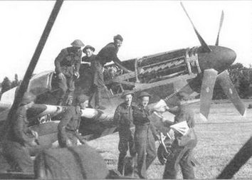 Встреча командира эскадрильи У.Э. Кларка на одном из полевых аэродромов Нормандии, где идет осмотр английского «Мустанга III». Кларк привез летчикам свежую почту. У самолета виден выпуклый фонарь кабины.