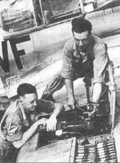 Два оружейника извлекают перекошенный патрон из пулемета P-51G, 33rd FS, 4th FG, Англия, 1944 год.