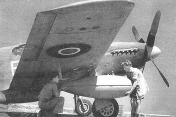 «Мустанг» Балканской воздушной армии в ходе подвески топливного бака. Это авиационное соединение поддерживало действия партизан Тито.
