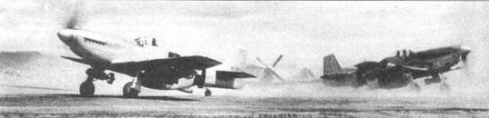 Пара «Мустангов» P-51D из 35-й группы с подвешенными бомбами. Самолеты выруливают на взлетную полосу передового аэродрома на Филиппинах.