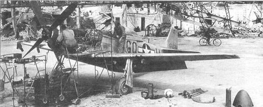 Обслуживание P-5ID из 355-й эскадрильи на одном из захваченных немецких аэродромов, район Обер-Ольм, под Берлином, апрель 1945 года.