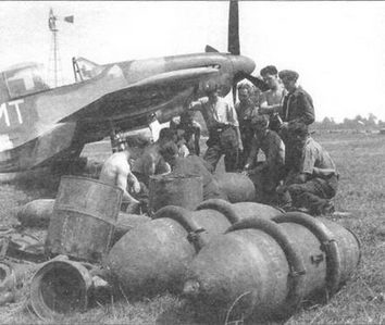 «Мустанг III» готовится к подвеске 1000-фунтовых бомб. Фонарь кабины выпуклый (Malcolm Hood), Нормандия, лето 1944 года.