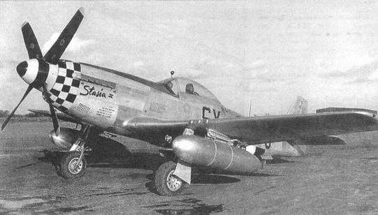 P-51D-15-NA (44-15387, «Stasia II»), 352nd FS, 353rd FG, 8th AF, Рейдон, Англия, вторая половина декабря 1944 года. Кок винта и клетка на капоте черно-желтого цвета. На машине остались только фрагменты «полос вторжения» под фюзеляжем.