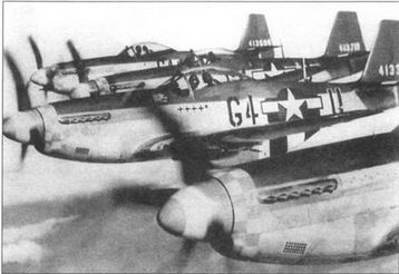 Строй ранних P-51D из 357-й группы. Самолеты еще не имеют дополнительного стабилизатора перед килем. На носу красно-желтая клетка, красно-желтые полосы на коке винта.