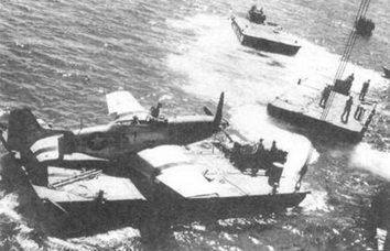 P-51D из 15-й истребительной группы перевозится с борта эскортного авианосца на берег, Сайпан, февраль 1945 года.