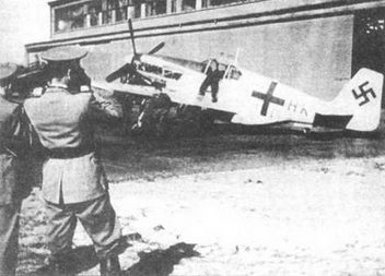 Два снимка захваченного гитлеровцами «Мустанга» Р-51В, Ораниенбург, октябрь 1944 года. Самолету присвоили немецкий бортовой код Т9+НК. Видно какой интерес вызвал самолет немцев. Надписи на приборах внутри кабины были переведены на немецкий язык. В Нойруппине на машине летали венгерские пилоты. За «Мустангом» виден также трофейный Р- 47 «Тандерболт» T9+FK.