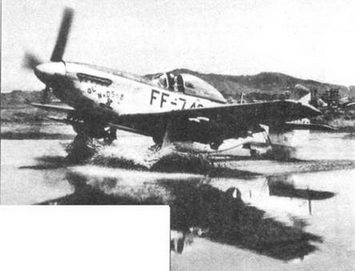 «Ol’NaDSoB» — F-51D «Мустанг» из 67th FBS, 18th FGB, 5th AF в луже на одном из корейских полевых аэродромов, сентябрь 1951 года. Самолет несет одну 500-фунтовую бомбу и по две ракеты HVAR под каждым крылом.