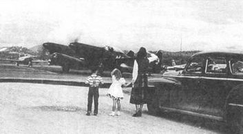 Пропагандистский снимок — проводы пилота 68th F(A fV)S, улетающего в Корею с японского аэродрома.
