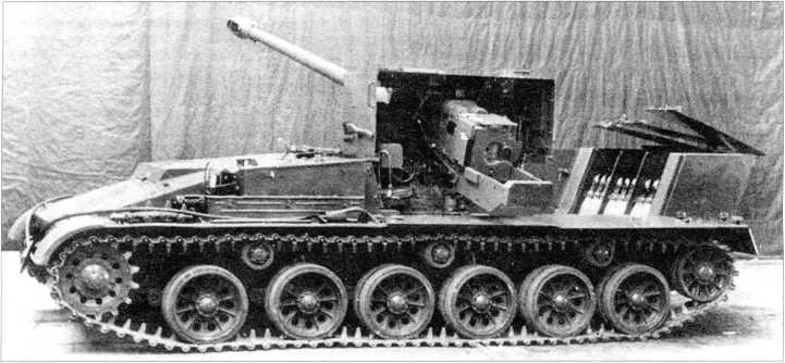 Самоходная артиллерийская установка СУ-100П. Пушка повернута вправо на максимальный угол. Хорошо видны откинутые борта боевого отделения и боеукладка пушечных выстрелов.