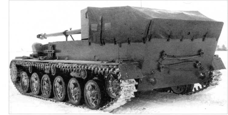 Вид сзади опытного образца самоходной артиллерийской установки СУ-100ПМ. В непогоду боевое отделение САУ могло закрываться тентом.