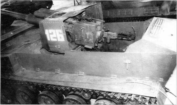 Вид сверху на боевое отделение и казенную часть 152-мм гаубицы Д-50.