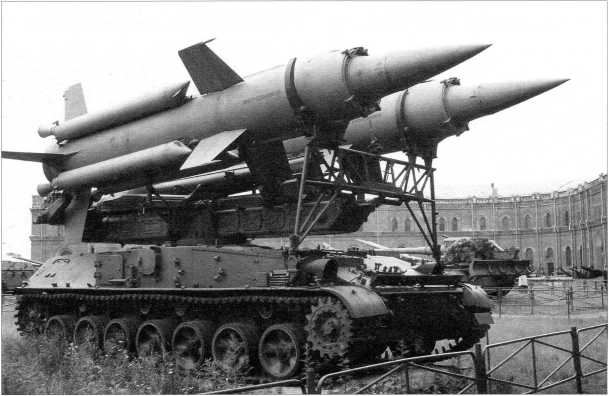 Пусковая установка 2П24 ЗРК «Круг». Шасси установки «объект 123» и качающаяся часть пушки-гаубицы Д-20 послужили основой для создания самоходно-артиллерийской установки 2СЗ «Акация».