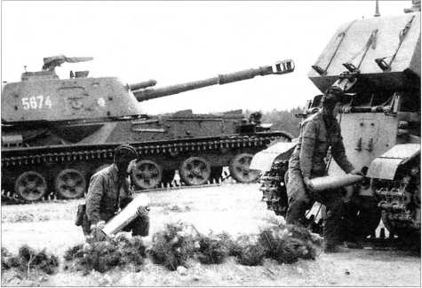 Экипаж «Акации» осуществляет подачу боеприпасов с грунта. Национальная народная армия ГДР, 1983 год.