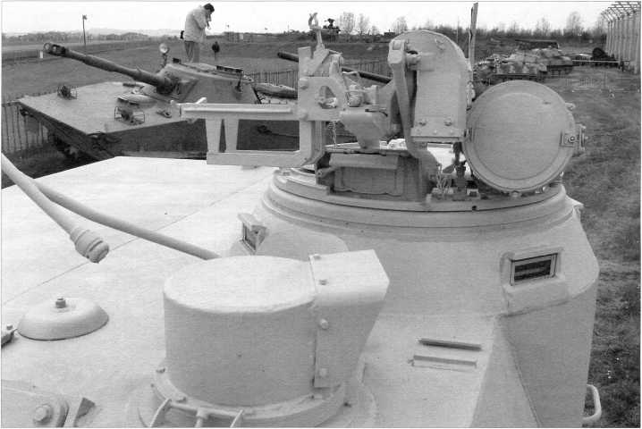Вид на командирскую башенку и колпак перископического прицела ПГ-4. Хорошо виден ИК-прожектор ОУ-ЗГК.
