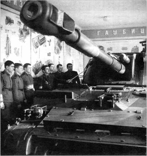 Военнослужащие одной из артиллерийских частей Советской Армии изучают материальную часть самоходной гаубицы «Акация». 1980-е годы.