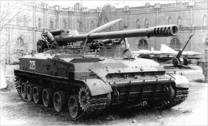 152-мм самоходная пушка 2С5 «Гиацинт» в экспозиции Военно-исторического музея артиллерии, инженерных войск и войск связи в Санкт-Петербурге.
