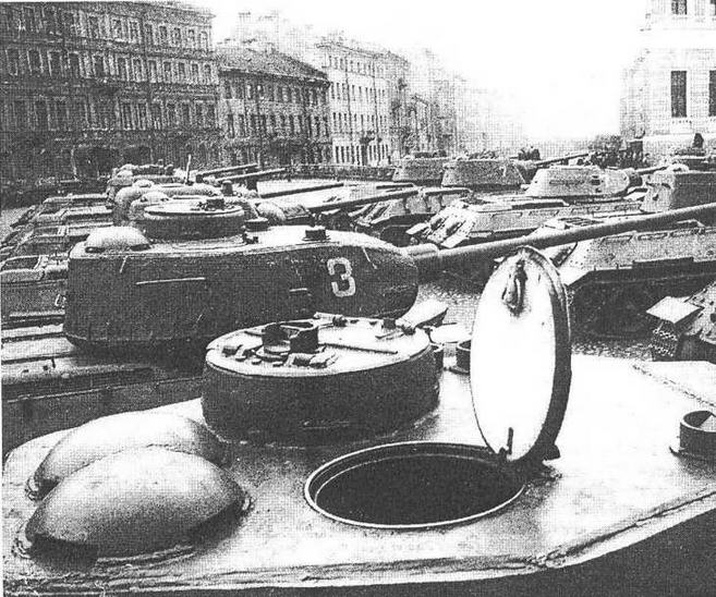 Танки Т-34 и Т-34-85 перед парадом в Ленинграде, 1945 год. На переднем плане башня танка 1944 года выпуска, о чем говорят двухстворчатый люк командирской башенки, приборы наблюдения МК-4 без броневых крышек и хорошо видная бронемаска пушки С-53. Вторая машина в этом ряду — выпуска 1945 года.